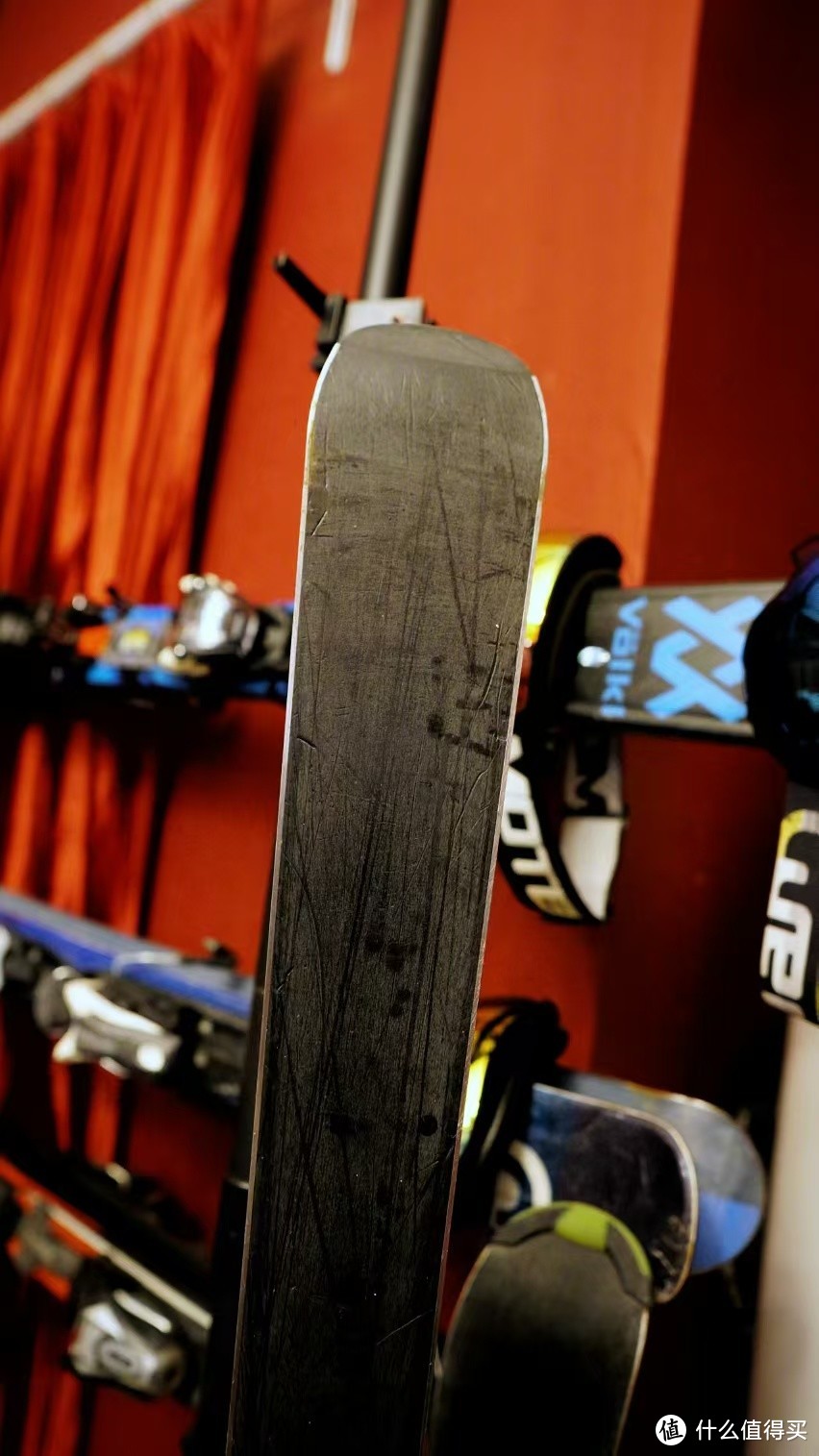 给滑雪板打蜡,我的全套装备100元,每次2元