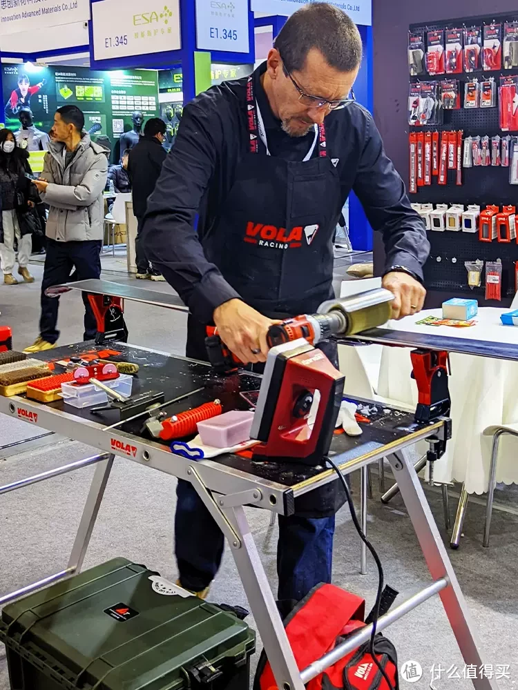 给滑雪板打蜡,我的全套装备100元,每次2元