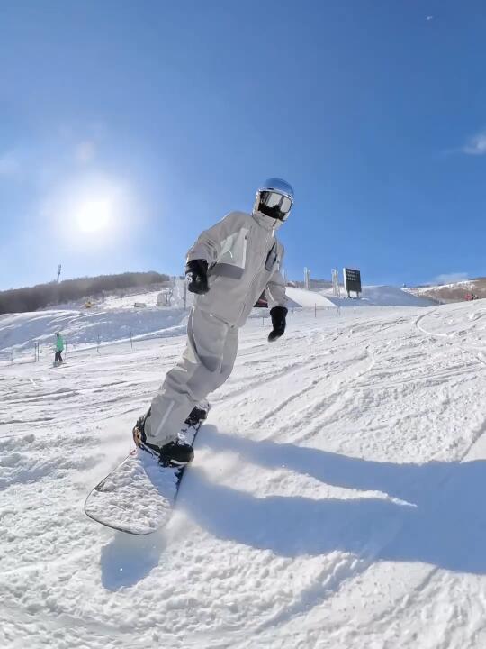 滑雪服全攻略:选择最适合你的滑雪装备,畅享度假与野外滑雪