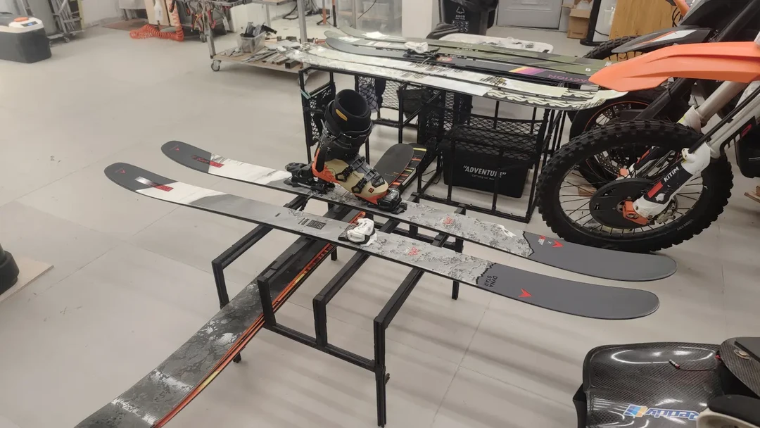 选择最适合你的双板滑雪板：从类型、体型到品牌的全面指南