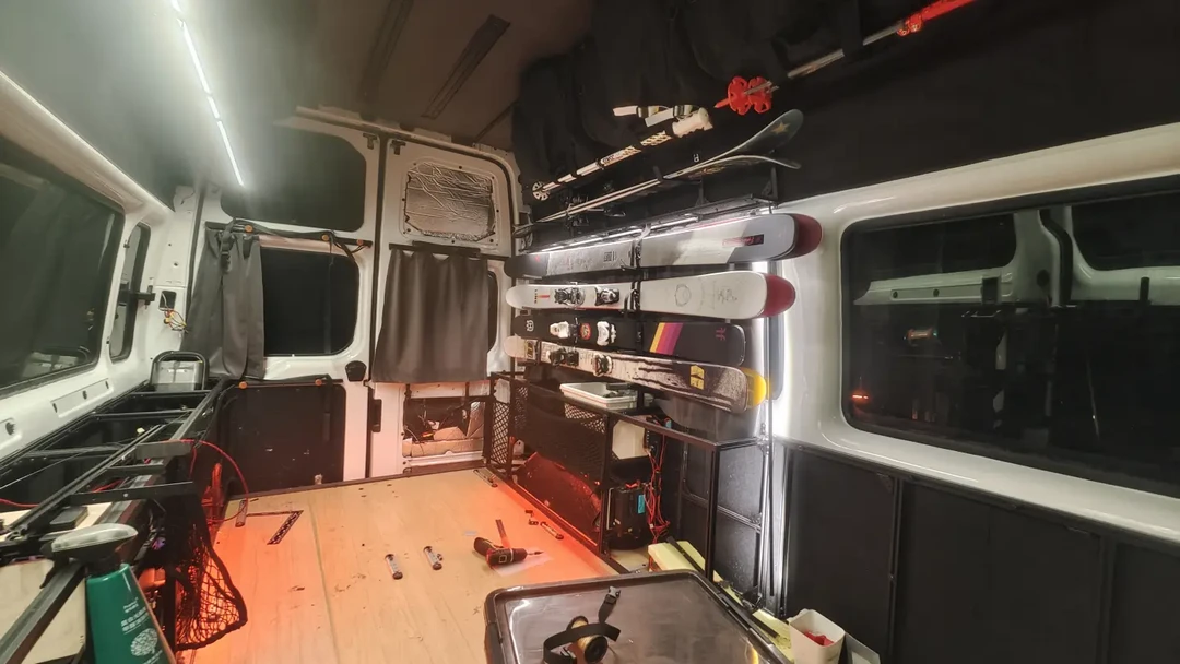 选择最适合你的双板滑雪板：从类型、体型到品牌的全面指南